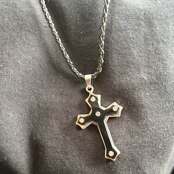 Men’s Silver Cross Pendant Necklace - Picture 2 of 5